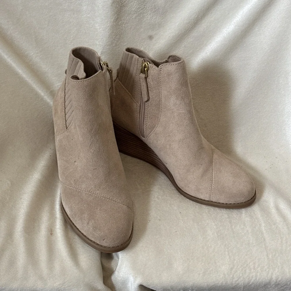 TOMS Women's Sadie Wedge Bootie Almond Shape Toe Oatmeal Suede Side Zip 6